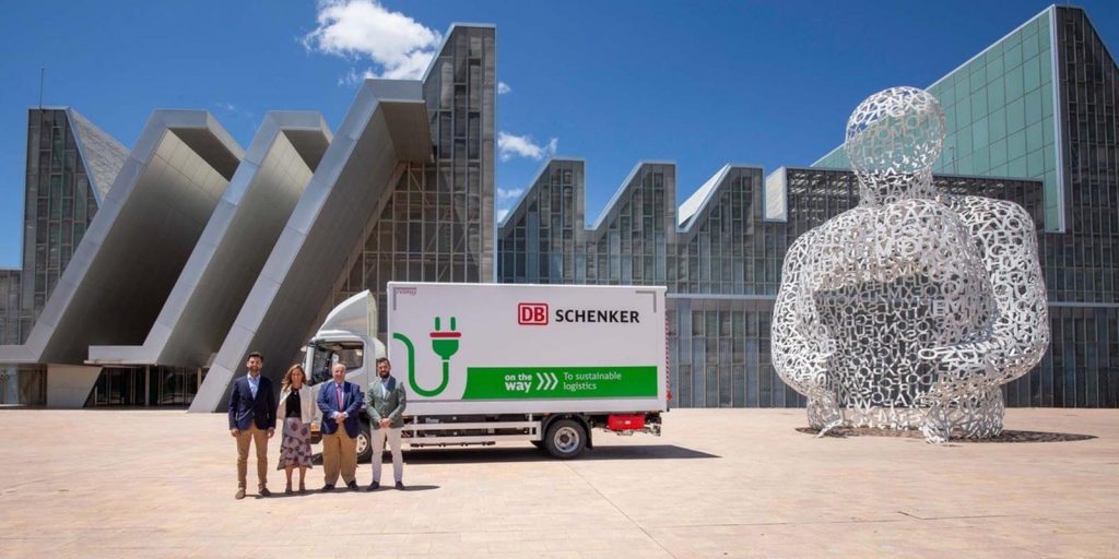El Palacio de Congresos de Zaragoza acoge la entrega del primer camión eléctrico de DB Schenker en la capital aragonesa